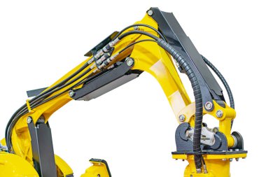 Sarı endüstriyel kazıcı, açılı konum, eklemli kollar, kova eklentisi, hidrolik silindir valfleri, açık hava ayarı, gri gökyüzü, gizli fotoğraf