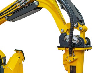 Sarı endüstriyel kazıcı, açılı konum, eklemli kollar, kova eklentisi, hidrolik silindir valfleri, açık hava ayarı, gri gökyüzü, gizli fotoğraf