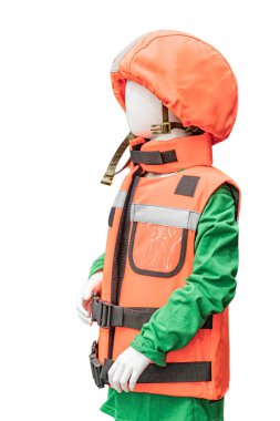 Yansıtıcı detaylarla dolu turuncu bir can yeleği giyen genç manken, tarafsız bir arkaplanda dik duruyor, can yeleğinin birden fazla cebi ve omuz askısı var.