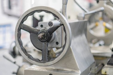 Endüstriyel makine parçaları, gri ve metalik tonlar, büyük teçhizat veya çıkıntı, flanj, fabrika veya atölye ayarları, mekanik yapı, sessiz renkler, insan yok, metin yok