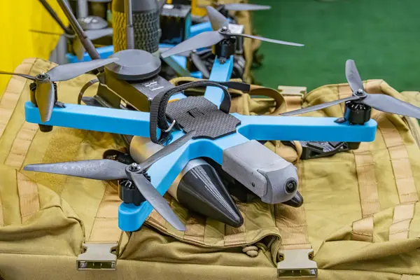 Mavi ve siyah Ukrayna FPV İHA 'sı bej renkli bir çantada, kayışları var, çevre ışığı altında dinleniyor..