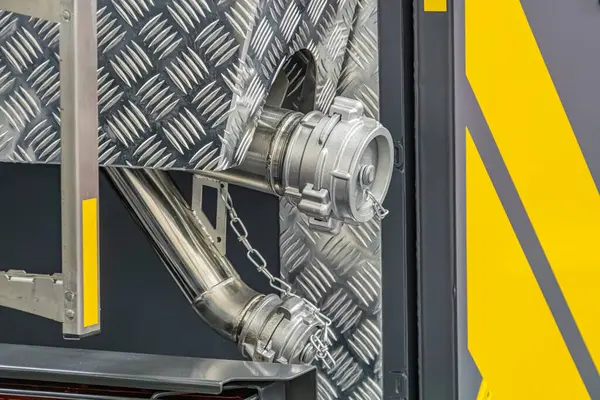 Endüstriyel makinelerin yakın görüntüsü, özellikle silindirik şekilli metal bir nesne ve hidrolik rampalar veya çalıştırıcılara sahip arka plan metalik paneller ve I 'deki potansiyel ek makineleri gösterir