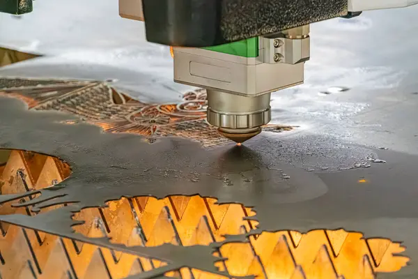 Endüstriyel bir robotun yeşil devre kartlarını yüksek otomatik üretim bandıyla taşıma bandına aktardığı yakın çekim görüntüsü..