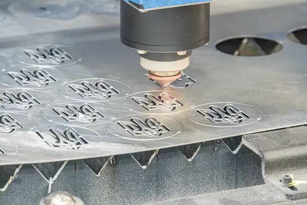 Metal levhaların üzerinde bir fabrika ortamında, bir endüstriyel robot kolu yakın plan görüntüsü..