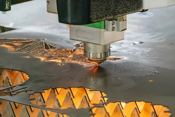 Erimiş metalin dairesel bir plaka içine doldurulduğu bir endüstriyel sürecin yakından görüntüsü, bir CNC makine aracı kullanılarak, bir fabrika ayarlama ve yapay ışıklandırma ile