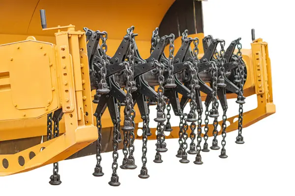 Bir tarımsal traktör ekicinin yakından görüntüsü, çelik, çok satırlı tasarım, bireysel ekme birimleri, toprak açılımı, tohum depolama, toprak kaplama mekanizmaları, sağlam yapı