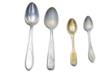 Tarafsız bir arkaplanda yatay olarak sıralanmış kaşık çizgisi, şekil ve koşullarda aşınma ve aşınma izleri gösterir, sapları ise karmaşık tasarımlar sergiler.