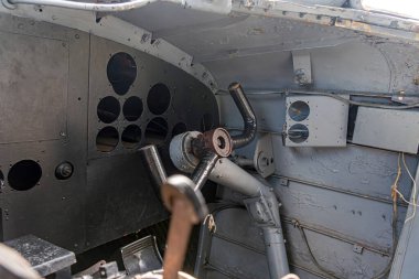 Bir uçağın yapısal köşesinin yakın plan görüntüsü, dairesel kesikler, bir boru ya da konnektör hatta iç mekanda ışıklandırma bile var.