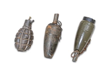 Beyaz zemin üzerinde dört adet antika el bombası var. Metal kollar ve yeşil vücutlarda yaşlanma belirtileri var.