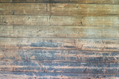 Orta Avrupa 'da eski bir köyün ahşap tavanına yakın plan. Değişen düz lekeli ahşap tahtalar.