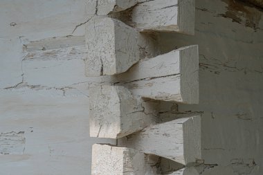 Orta Avrupa 'da bir köy mimarisinde yaşlanmış, yıpranmış taş blokların yakın çekimi