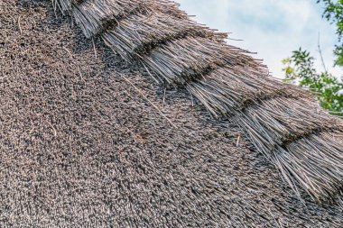 Antik Orta Avrupa sazdan çatı yapısı, birden fazla katmanlı doğal renk, gündüz fotoğrafçılığı dokuyu ve doğal tonları vurguluyor, yüksek çözünürlük, açılı perspektif