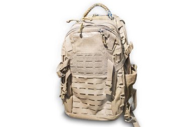 Çoklu cepleri ve MOLLE kayışları olan bir kamuflaj sırt çantasının yakın plan görüntüsü, tasarımı ışıklandırmada bile düz bir arkaplana karşı sergileniyor