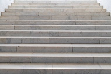 Büyük mermer mermer merdiven, sıcak önden aydınlatma, görünmeyen bir hedefe yükseliyor. a