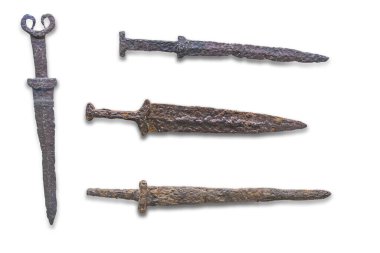 Gri arkaplanda yatay olarak sıralanmış altı antik kılıç koleksiyonu, sol taraftan gösterilen uzunluk ve süsleme kılıçları, yukarı bakan bıçaklar