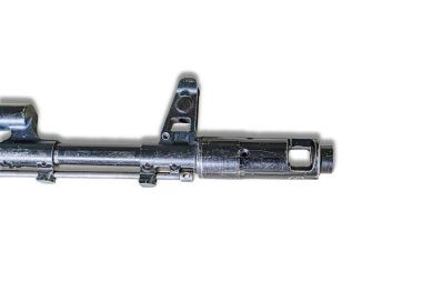 Ateşli silaha yakın çekim, sol üst tarafa bakan namlu, düz bir zeminde dinleniyor, marka ya da model yok, tarafsız arka plan, gerçekçi tarz, doğal ışıklandırma, ek nesne ya da insan yok