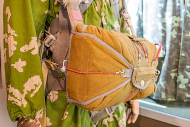 Ukrayna 'da paraşüt teçhizatında manken. Kamuflajlı tulum, koşum takımı ve ekipman. Büyük ihtimalle göğüs kiti.