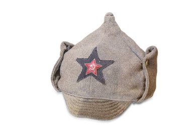 Koyu renk bereli, kırmızı yıldız amblemli, yapılandırılmış yuvarlak, görünür dikişler, tarafsız arka plan, ortalı ışıklandırma. a