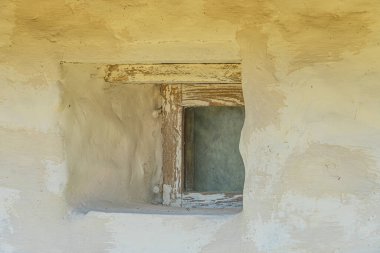 Yıpranmış sıva duvarlı, pencereli, ahşap çerçeveli, antik bir Orta Avrupa köyünde gökyüzü ya da gölgeli, yumuşak gölgeler, mavi ipuçları