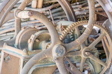 Orta Avrupa 'da terk edilmiş, muhtemelen endüstriyel ya da tarımsal bir kompleksin parçası olan eski, paslı bir mekanik obje.