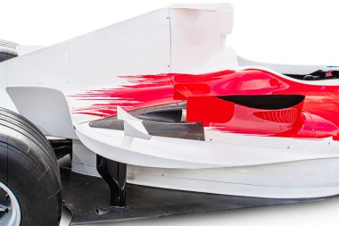 Gri metal bir yüzeyde hasar görmüş Formula 1 arabası, kırmızı renkli, çarpışma izleri, çizikler, zıt arkaplan, arka planda bulanık bir figür.