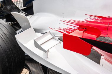 Formula 1 araba bölümü, düşük ortamı olan bir müze ortamında gösteriliyor. Kırmızı ve beyaz renkli 4 numaralı araç, kayıp parça yakıt deposu kapağı ve yapısal kapak gibi iç bileşenleri ortaya çıkarıyor.