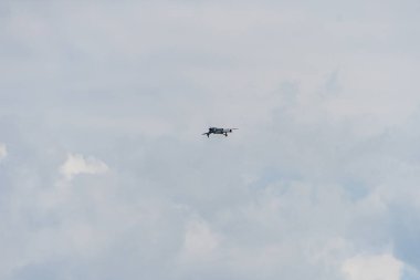 Bulanık, modern bir uçağın hava manzarası alacakaranlıkta bulutlu bir gökyüzüne doğru yükseliyor.