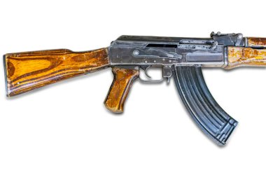 Ahşap ve metalik bileşenleri bulanık arka planda olan yıpranmış bir saldırı tüfeğinin açılı görüntüsü. a