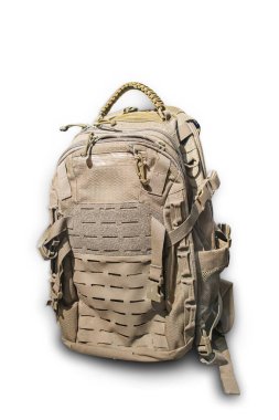 Açık gri arkaplan, birden fazla bölme, fermuar kapakları, su şişesi cepleri ve ayarlanabilir kayışlar ile askeri kamuflaj sırt çantası