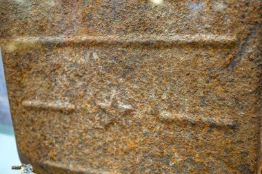 Çürümüş bir nesnenin yakın plan görüntüsü kahverengi ile siyah pas yamaları, pürüzlü ve düzensiz doku, görülebilir şekiller ya da desenler yok sığ alan derinliği, bulanık arkaplan Bokeh ef oluşturan bulanık arkaplan