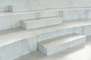 Geometrik dalga dizaynlı mermer merdivenler, farklı adım boyutları, katı ve çok parçalı bloklar, karmaşık düzenleme, yumuşak gölgeler, sessiz renk paleti, gerçekçi stil.