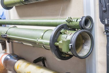 Ana odak noktası yeşil-gri fıçı benzeri bir yapıya sahip askeri teçhizatlara ev sahipliği yapan kapalı bir depo alanı, diğer benzer ekipmanları kısmen gizleyen bir namlu fren tutucusudur.