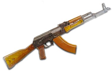 AK-47 tüfeği yatay olarak yatay olarak sol taraftan ve orta çizginin biraz yukarısından görülüyor. Tahta ve metalik parçalar görünür. Metin ya da işaret yok.