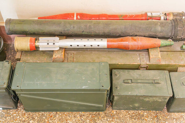 Сбор военной техники на текстурированной бетонной поверхности, в том числе миномётной и безоткатной винтовки