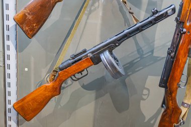 Ateşli silah koleksiyonu, çeşitli modeller ve tipler, ahşap stoklar, modern malzemeler, koruyucu cam kılıfın arkasında, müze veya sergi ayarları, silah işleri, mekanizmalar, insan yok, dobra dobra konuşma.