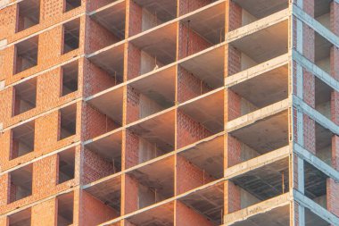 İnşaat bölümünün yakın plan görüntüsü, orta seviyede, doğal ışıklandırma turuncusu altında, gri, çelik ahşap çiviler vurgulanıyor.