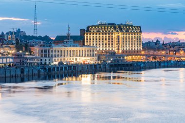 Ukrayna Ukrayna 'nın Ukrayna' nın gece manzarası. Büyük ve küçük binalar aydınlatılmış, sakin su yansıması Kyiv, Ukrayna 06-29-2025