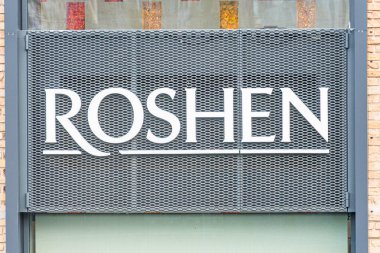 ROHEN tabelalı tuğla bina, şekerleme fabrikası, pencereler, olası tente veya tente, açık gökyüzü arkaplan, boş atmosfer, düz Kyiv, Ukrayna 07-13-2025