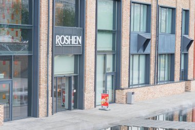 Şekerleme fabrikası ön cephesi Rosen tabelası, dikey pencereler, kapı, nemli yama, somut malzemeler daha düşük, koyu tuğlalar yukarı, havalandırma üniteleri, Kyiv, Ukrayna 07-13-2025