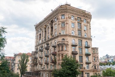 Kyiv, Ukrayna 'da klasik, çok katlı, toprak renkleri, balkonları ve karşıt gökyüzü arkaplanı Kyiv, Ukrayna 07-13-2025