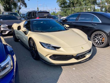 Sarı Ferrari 296 GTB, kendine özgü tasarım unsurları var, bir şehir merkezinde tuğla kaldırıma park edilmiş, muhtemelen halka açık bir otopark.