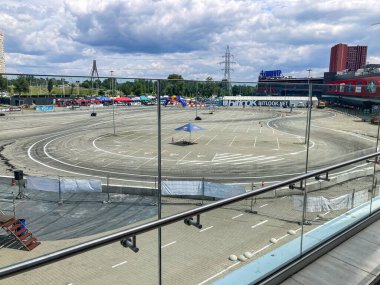 Boş metal tribünler, sessiz tonlarda, canlı mavi gökyüzü ile zıt yönlerde Gündüz vakti, doğal aydınlatma, öğle vakti sh Kyiv, Ukrayna 06-15-2025