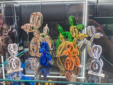 Esasen mavi, yeşil, sarı, turuncu, pembe ve kahverengi olmak üzere yansıtıcı yüzeyde çeşitli renkli tavşan heykelcikleri değişik şekillerde poz vermiş, karmaşık patte Kyiv, Ukrayna 07-06-2025