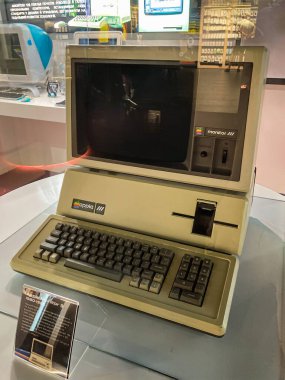 Kyivler 'in teknoloji müzesinde sergilenen bej Apple II bilgisayarı, Kyiv, Ukrayna 07-13-2025 tarihli teknolojik bir sergiye benzeyen diğer elektronik cihazlarla çevrili.