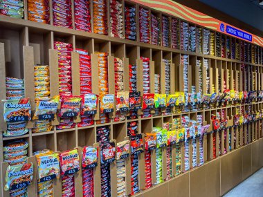 Kore ramen tezgahı ambalajlı abur cuburlarla dolu, raflara yerleştirilmiş bisküviler, kurabiyeler, şekerler, muhtemelen cips veya kraker Brig Kyiv, Ukrayna 07-13-2025