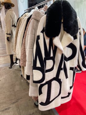 Sade, kapalı bir ortamda mankenler üzerine kürklü palto koleksiyonu, muhtemelen bir moda sergisi veya butik Kyiv, Ukrayna 07-31-2025