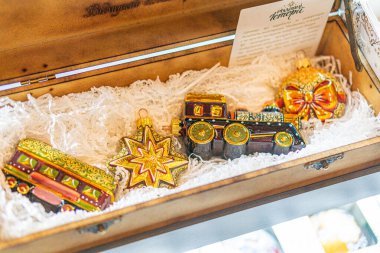 Özet olarak, iki tren ve bir yıldızla süslenmiş, beyaz astara karşı sergilenen klasik bir vapur sandığı. Trenler farklı renklerde boyanmış Kyiv, Ukrayna 12-24-2023