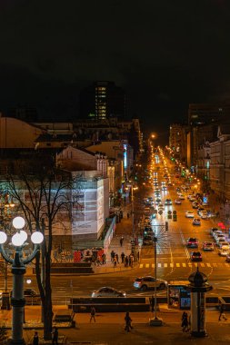 Kalabalık şehir caddelerinin gece manzarası, Kiev 'deki Merkez Mağazası TSUM, aydınlatılmış binalar, şehir manzarası, modern mimari, sokak lambaları, gölgeler, p Kyiv, Ukrayna 12-24-2023