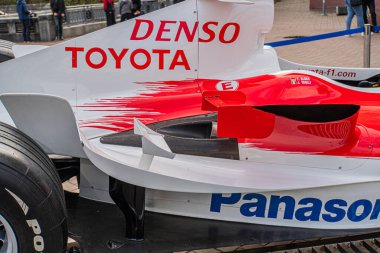 Kırmızı ve beyaz Formula 1 Toyota TF-108 araba mavi ve sarı aksanlı, sponsor logoları DENSO, TOYOTA, PANASONIC Sleek tasarımı Aerodinamik bo Kyiv, Ukrayna 10-10-2024