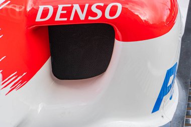 Toyota TF-108 Formula 1 aracının yakın çekim görüntüsü ağırlıklı olarak burun ve kanat arabalarını gösteren siyah, kırmızı, beyaz ve siyah renkli ön kanat Sharp Kyiv, Ukrayna 10-10-2024